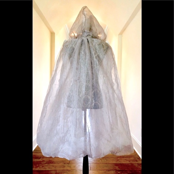 Cape iridescent sheer hooded Balloon cape in Silver size S-M & Petites 100% poly - Picture 4 of 12